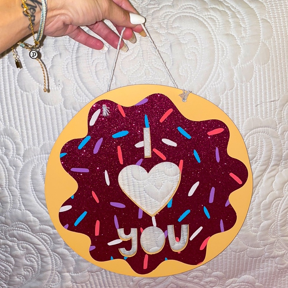 🔥🔥 (3/$20) 
Glitter I love you Donuts hanging sign
